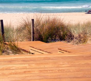 FEATURED-Vitex-Decking-leading-down-to-beach